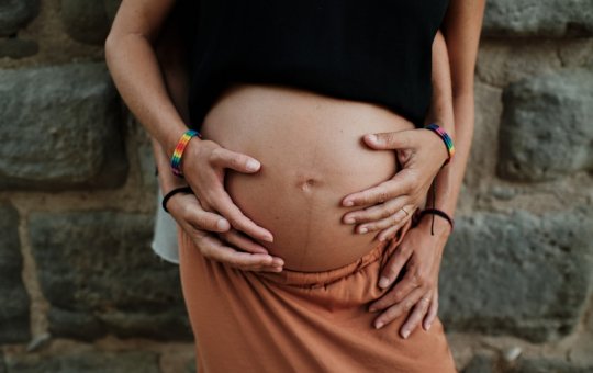 Casal de mulheres conquista direito à licença maternidade