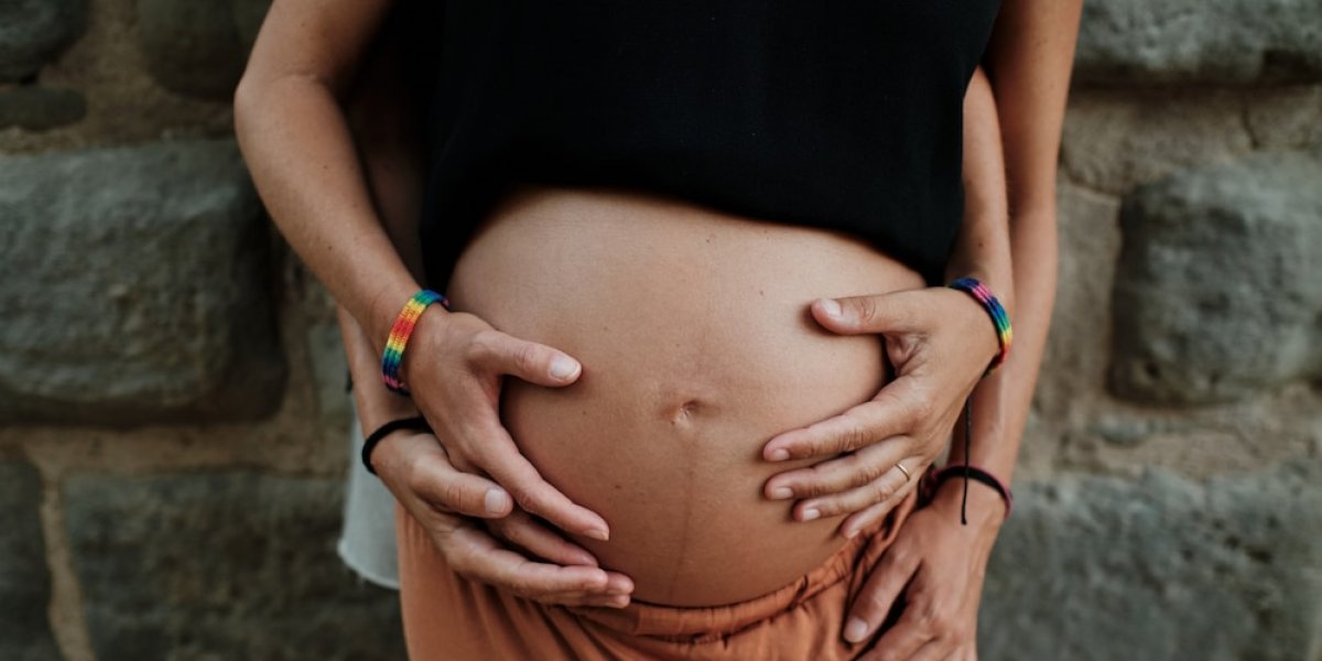 Casal de mulheres conquista direito à licença maternidade