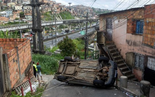 Carro tomba em ladeira no bairro de São Gonçalo do Retiro