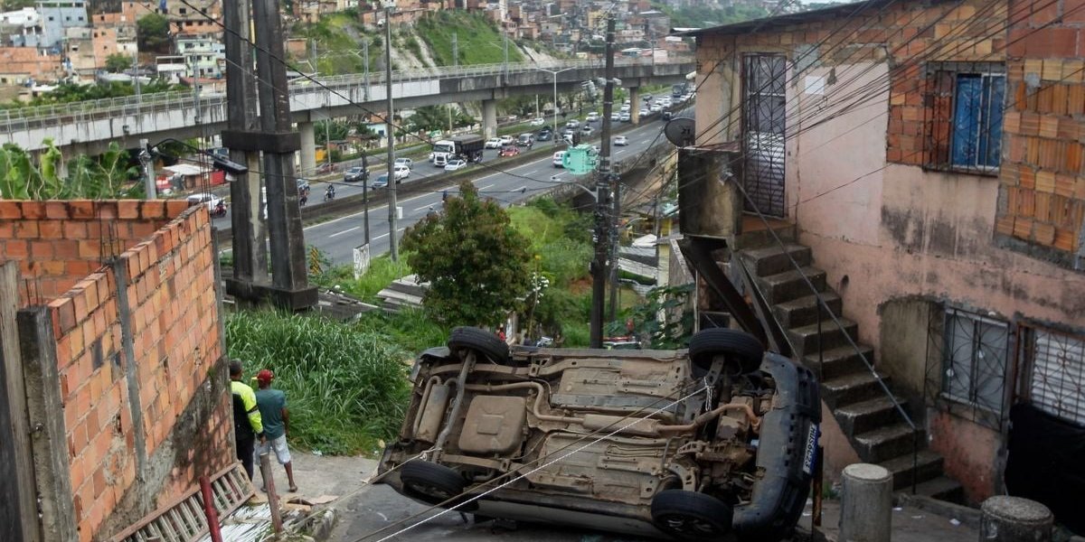 Carro tomba em ladeira no bairro de São Gonçalo do Retiro
