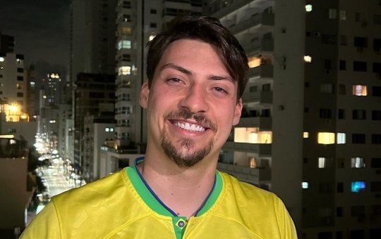 Renan Bolsonaro, filho do ex-presidente, anuncia férias após ser eleito vereador