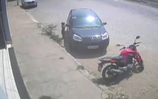 Criança liga carro e invade loja de autopeças; veja vídeo