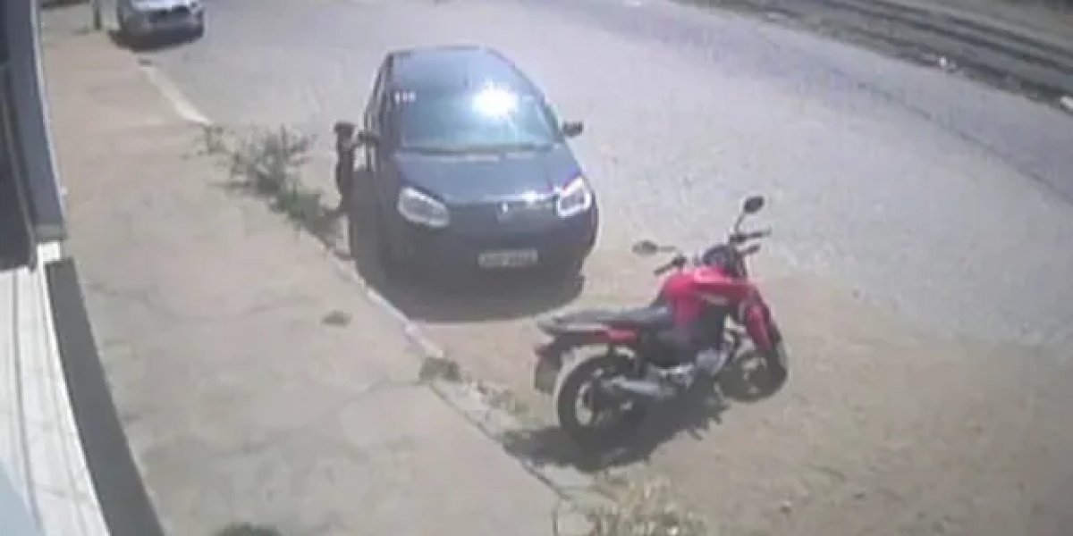 Criança liga carro e invade loja de autopeças; veja vídeo