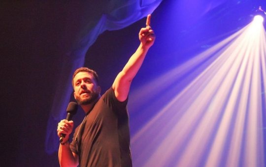 Humorista revela perrengue em Salvador após ser pintado no Pelourinho