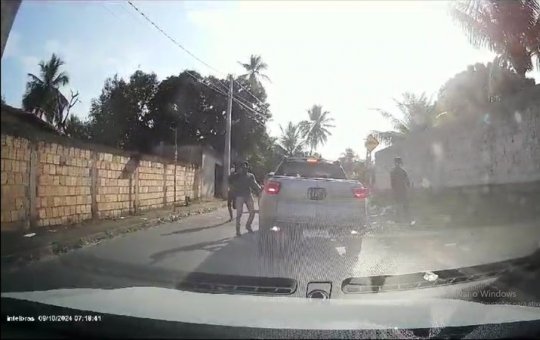 Câmeras flagram assalto a carro em desvio de pedágio no Litoral Norte