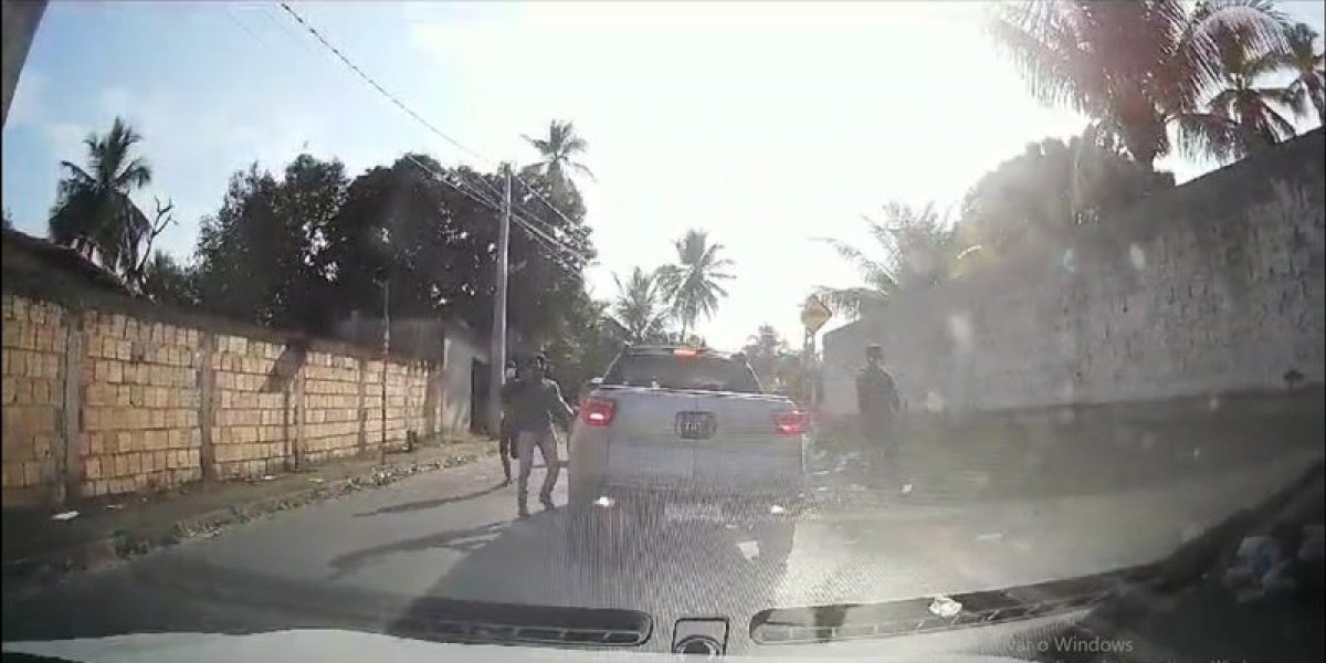 Câmeras flagram assalto a carro em desvio de pedágio no Litoral Norte