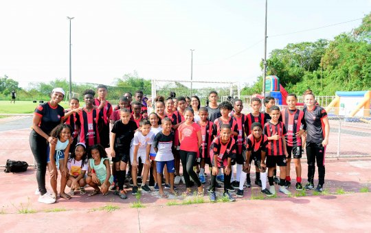 Crianças da rede municipal de ensino celebram o Dia das Crianças no Barradão