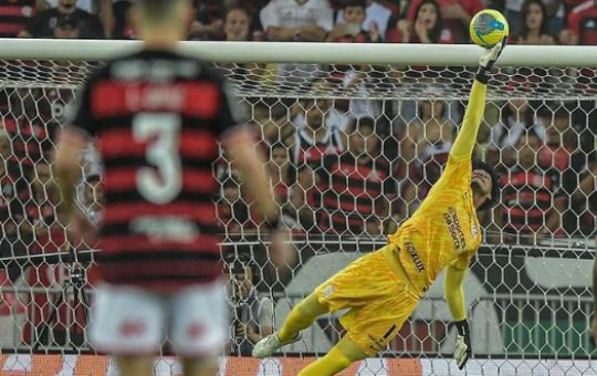 Corinthians informa Flamengo sobre interesse em compra de Hugo Souza