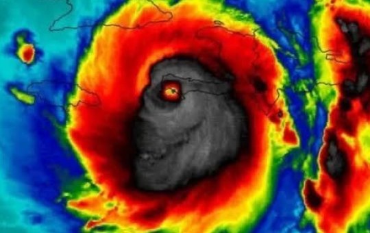 Furacão Milton chega nos Estados Unidos deixa milhões de pessoas sem luz