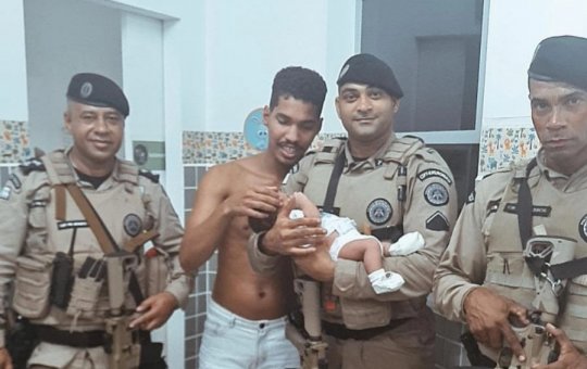 Policiais militares salvam bebê engasgado em Camaçari