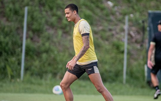 Após trauma no ombro, Janderson é poupado de atividades