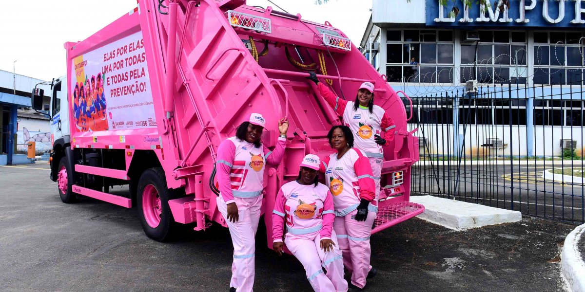 Limpurb entrega caminhões personalizados em apoio ao Outubro Rosa