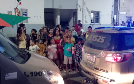 15ª CIPM distribui brinquedos em comunidade de Itapuã