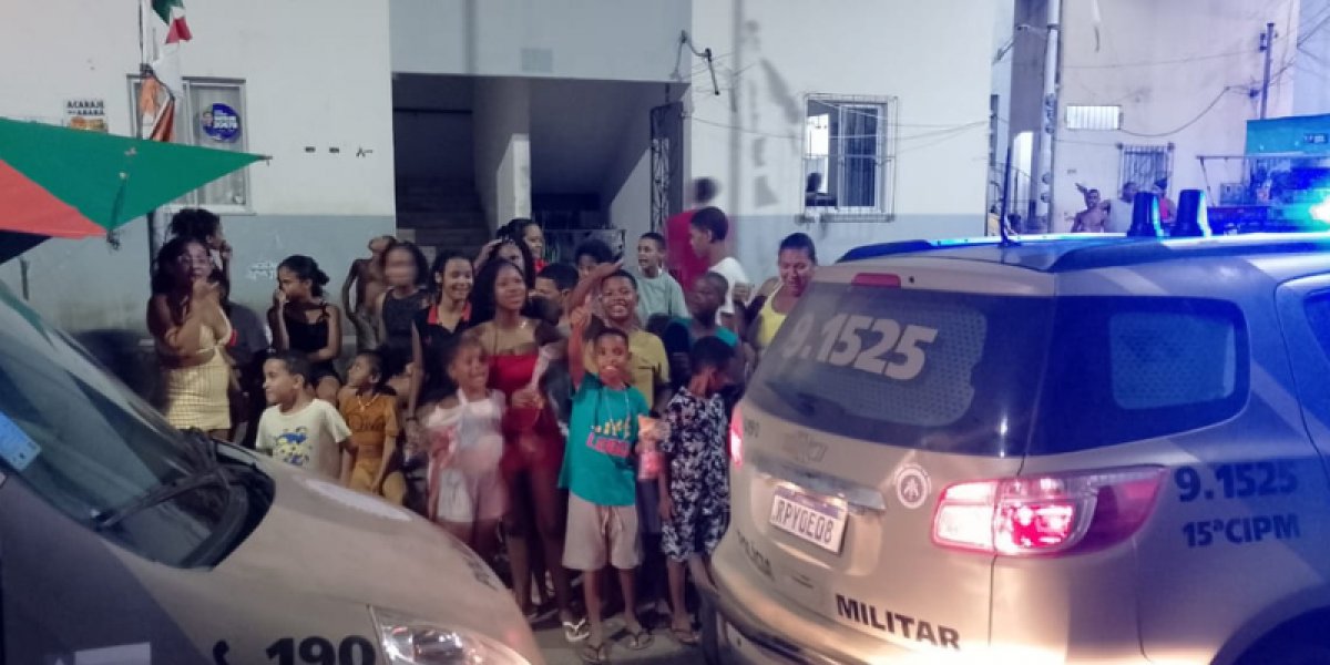 15ª CIPM distribui brinquedos em comunidade de Itapuã