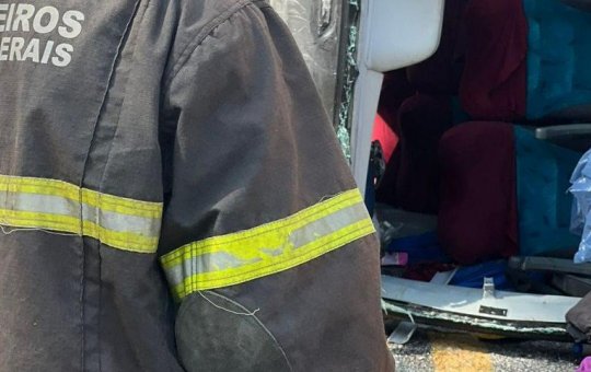 Ônibus com 58 estudantes e professores tomba e deixa feridos na BR-418