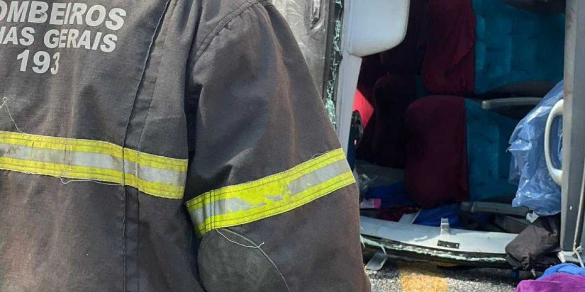 Ônibus com 58 estudantes e professores tomba e deixa feridos na BR-418