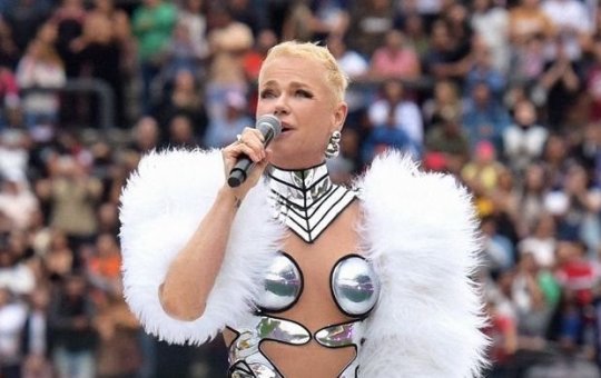 Fã cospe em Xuxa após show, diz colunista