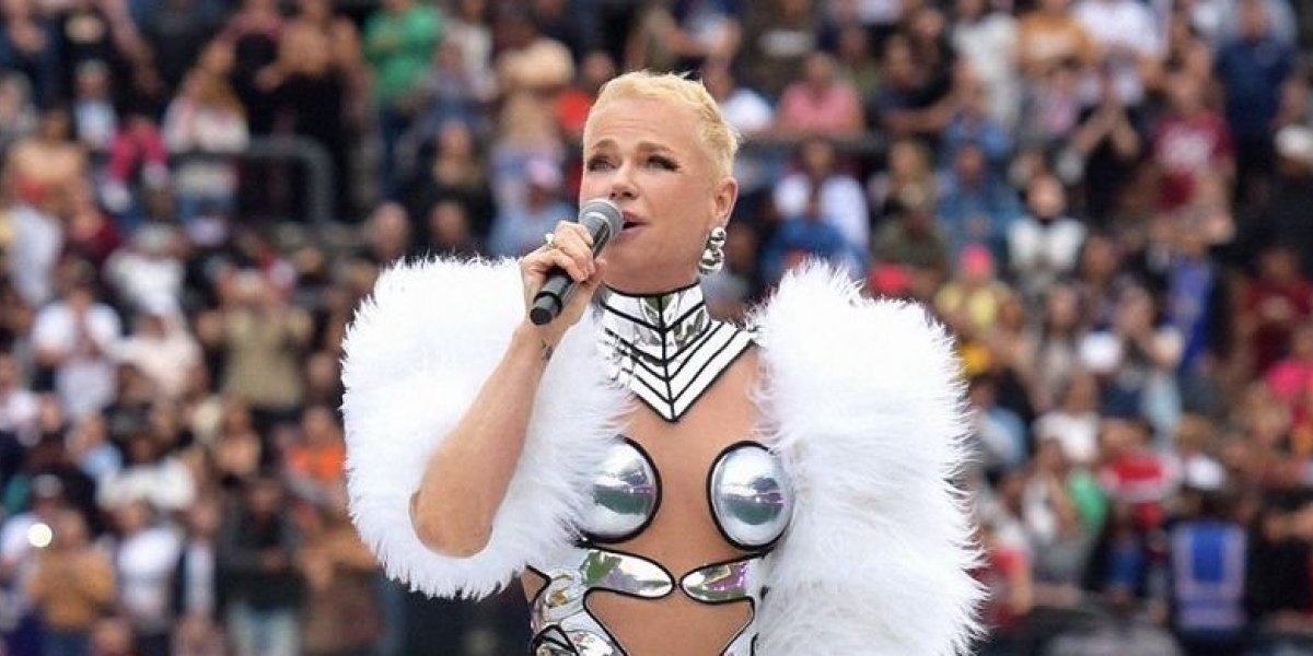 Fã cospe em Xuxa após show, diz colunista