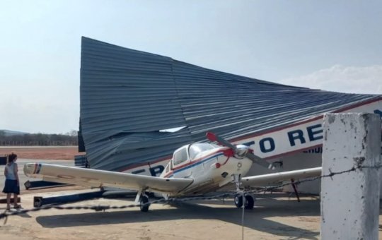 Teto de aeroporto é arrancado por ventania em Paramirim