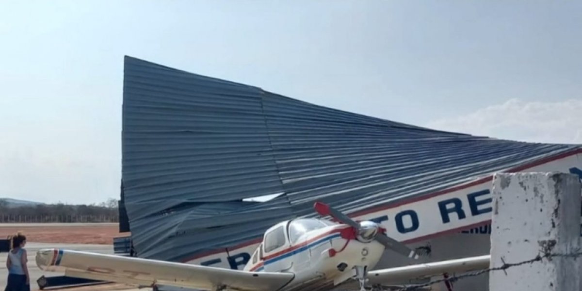 Teto de aeroporto é arrancado por ventania em Paramirim