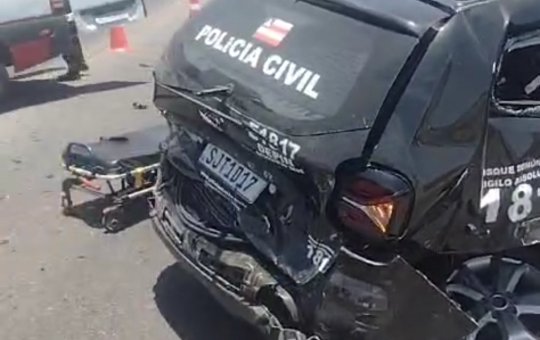 Acidente envolvendo viatura deixa carro pegando fogo em Paulo Afonso