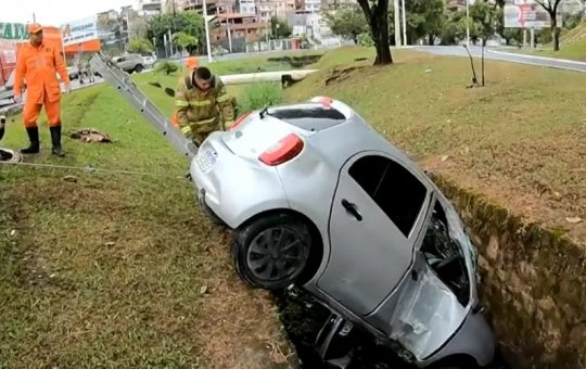 Carro cai em córrego na Av. Garibaldi e motorista fica preso no veículo