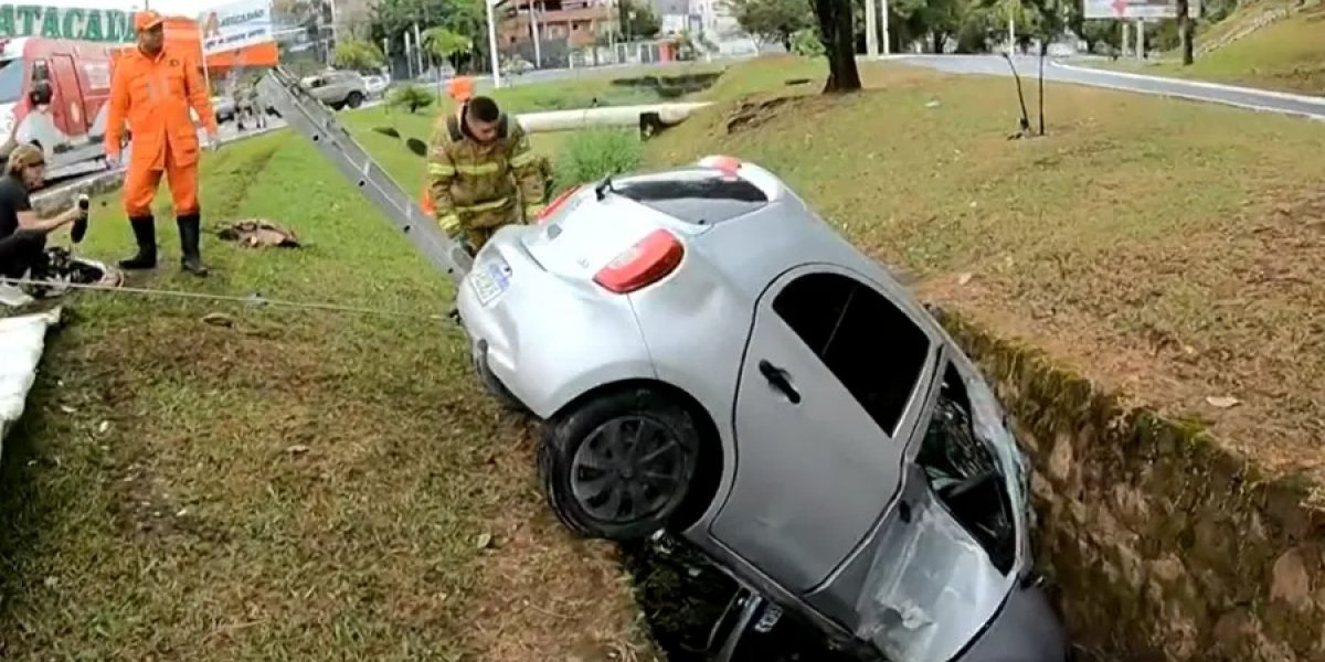 Carro cai em córrego na Av. Garibaldi e motorista fica preso no veículo