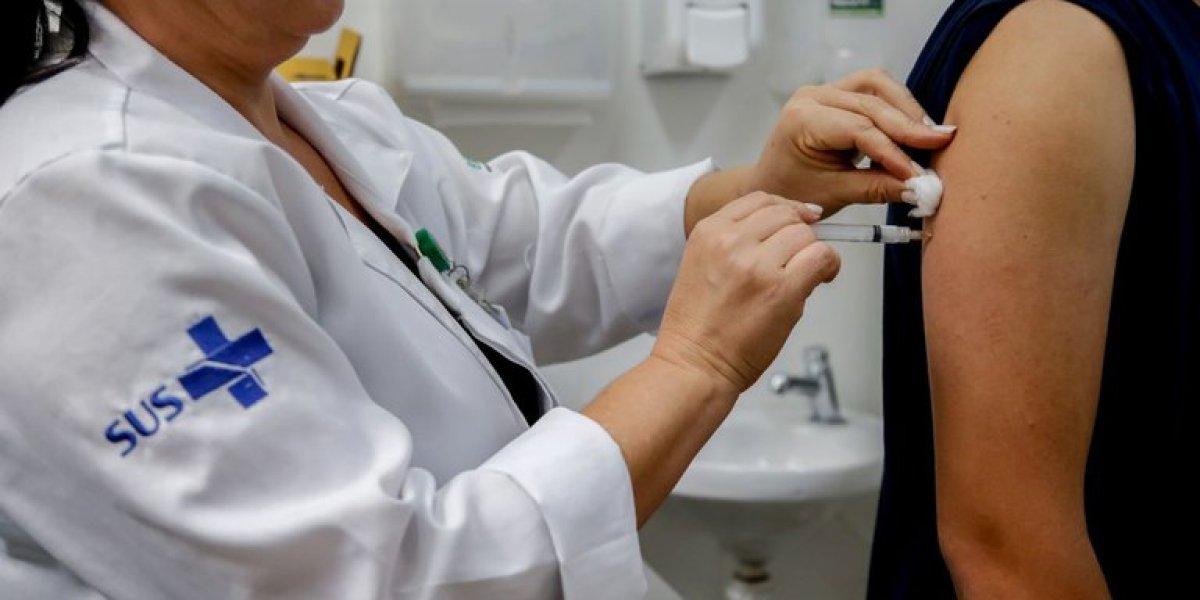 Baixa adesão a vacina contra a dengue preocupa Ministério da Saúde