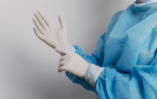 Paciente é internada com risco de morte após realizar "lipo da papada"