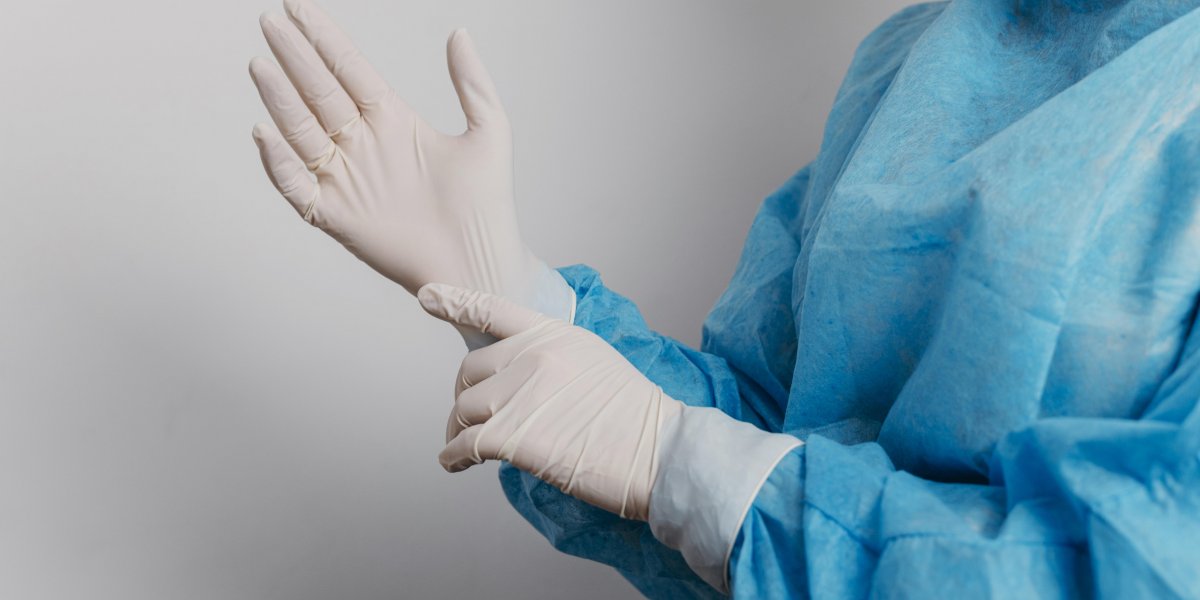 Paciente é internada com risco de morte após realizar "lipo da papada"