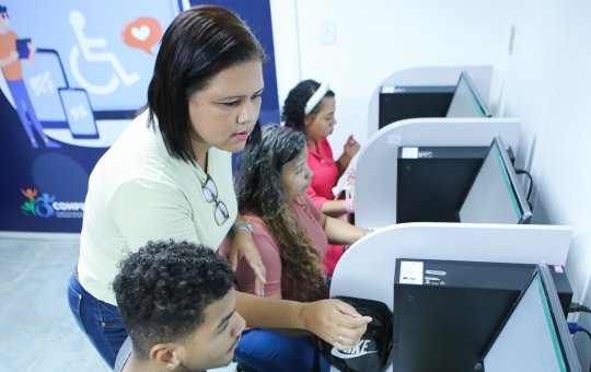 Prefeitura de Salvador forma primeira turma de jovens com deficiência auditiva