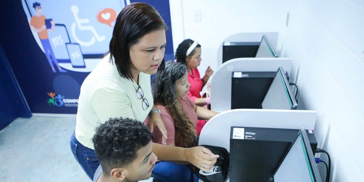 Prefeitura de Salvador forma primeira turma de jovens com deficiência auditiva