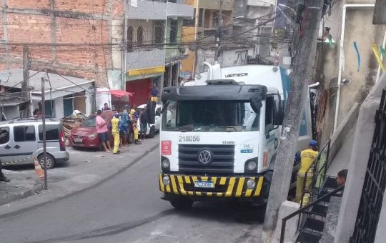 Caminhão de lixo invade mercado no bairro de Cosme de Farias