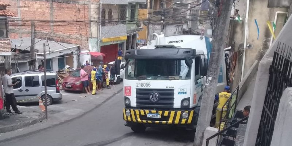 Caminhão de lixo invade mercado no bairro de Cosme de Farias