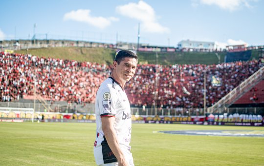 Osvaldo renova contrato com o Vitória