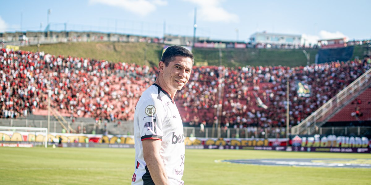 Osvaldo renova contrato com o Vitória