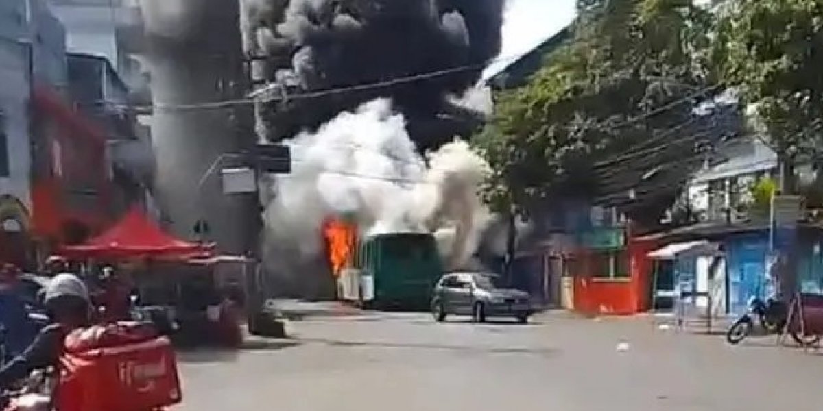 Mais um ônibus é queimado em Salvador