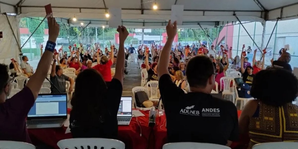 UNEB: Professores anunciam encerramento da greve e aulas retornam segunda (21)