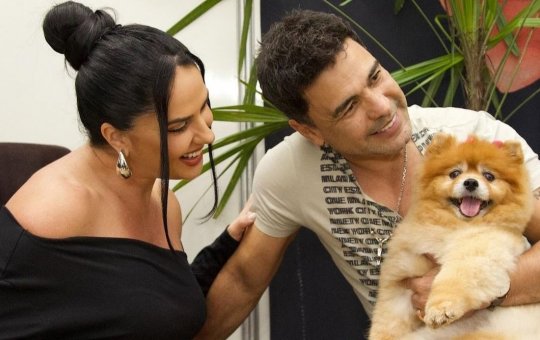 Zezé di Camargo se emociona ao conversar com barriga da esposa grávida