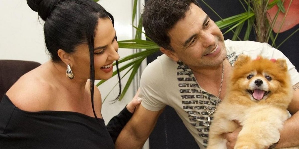 Zezé di Camargo se emociona ao conversar com barriga da esposa grávida