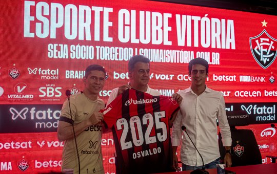 Vitória anuncia renovação com ídolo que foi homenageado pela torcida Rubro-Negra