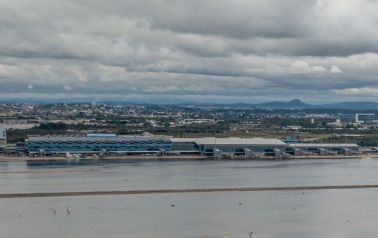 Aeroporto de Porto Alegre volta a receber voos após enchentes