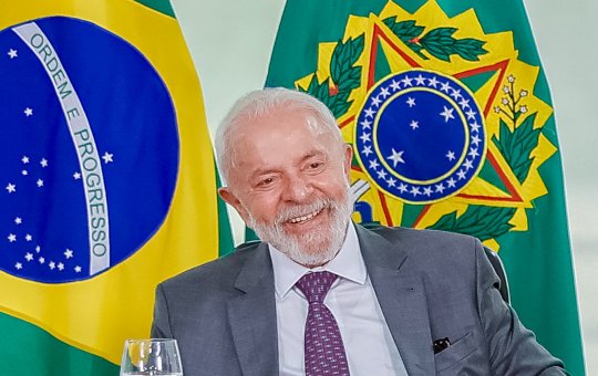 Lula passará por novos exames após escorregar e bater a cabeça