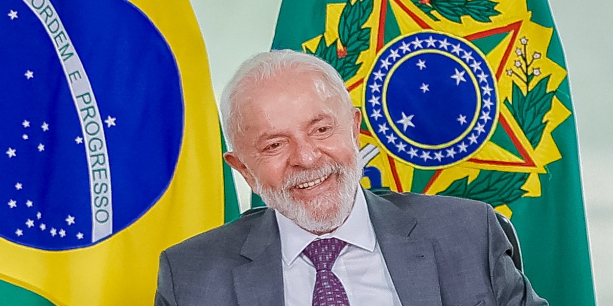Lula passará por novos exames após escorregar e bater a cabeça