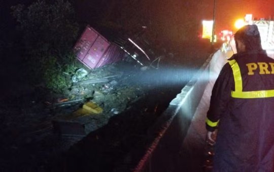 Carreta tomba sobre van no Paraná e mata nove membros de equipe de remo
