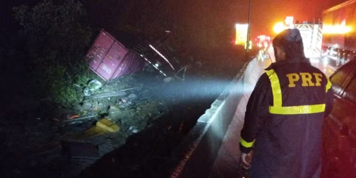 Carreta tomba sobre van no Paraná e mata nove membros de equipe de remo