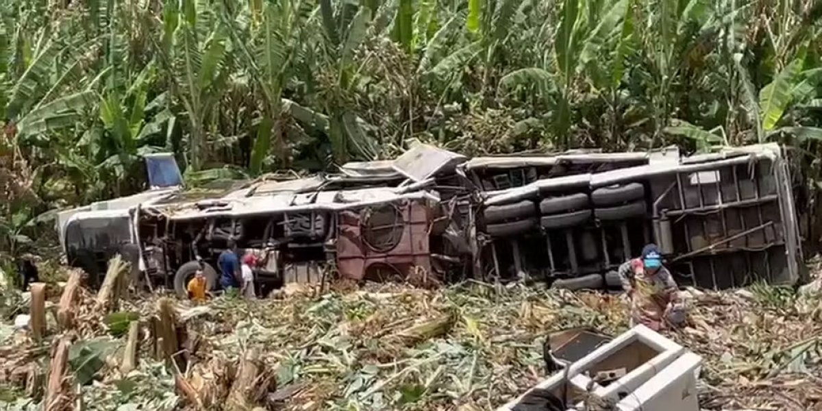 Trio elétrico capota e deixa três pessoas mortas em Pernambuco
