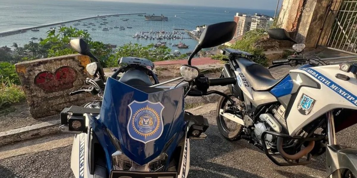 Homem esfaqueia passageira de ônibus e é detido pela Guarda Municipal