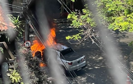 Carros pegam fogo e causam incêndio na Graça