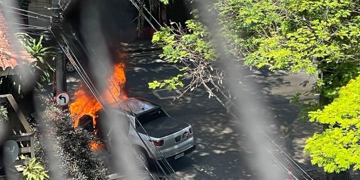 Carros pegam fogo e causam incêndio na Graça